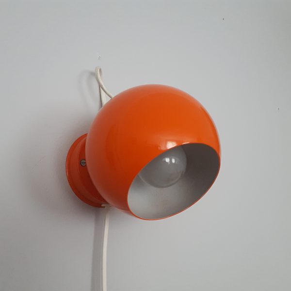 retro-orange-magnet-lampa-1