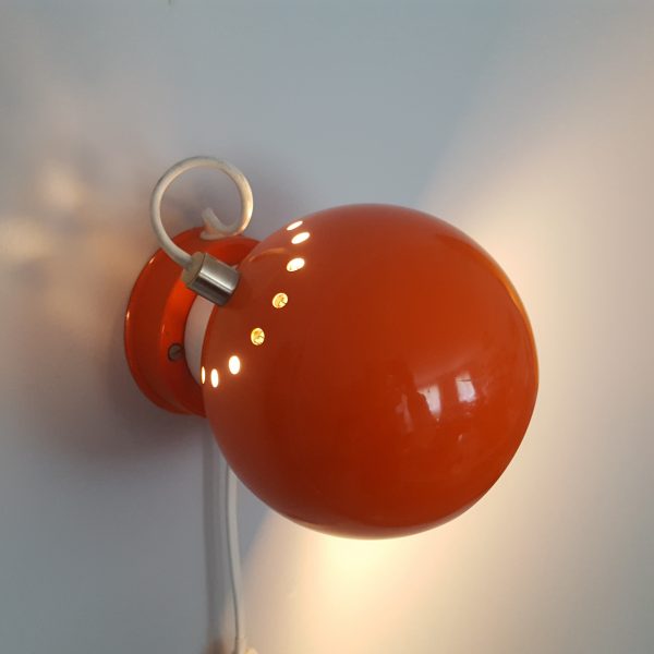 retro-orange-magnet-lampa-2