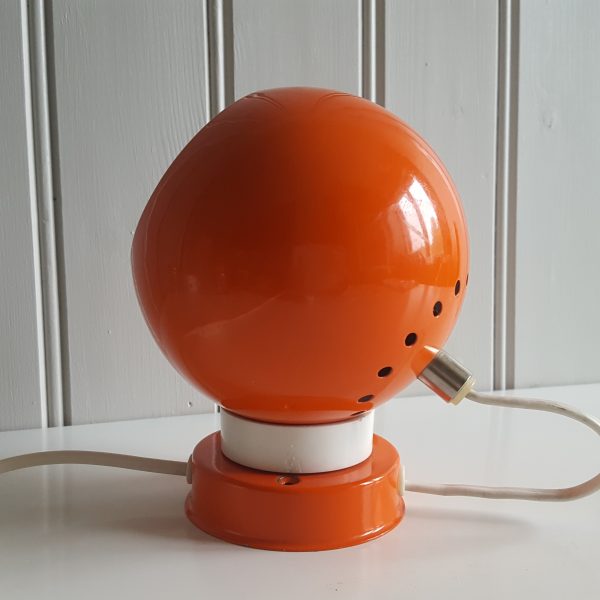retro-orange-magnet-lampa-7