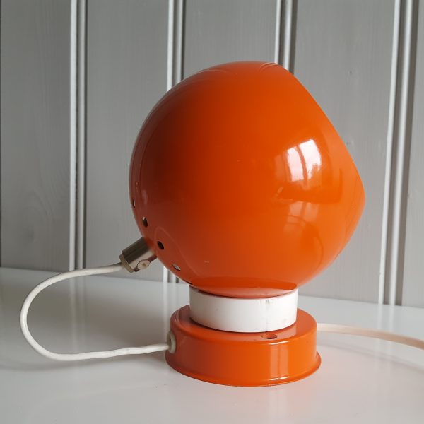 retro-orange-magnet-lampa-8