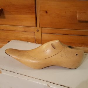 skoläst-i-trä-vintage-lantligt-2