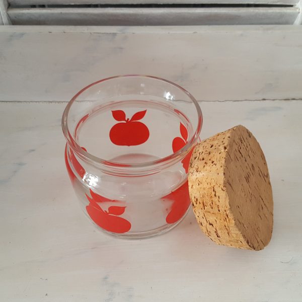 glasburk-med-röda-äpplen-retro-7