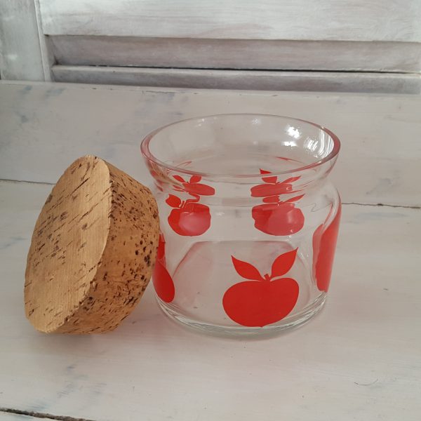 glasburk-med-röda-äpplen-retro-8