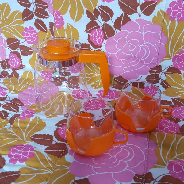 tekanna-och-fyra-koppar-i-glas-och-orange-plast-retro-1