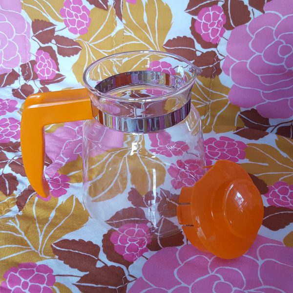 tekanna-och-fyra-koppar-i-glas-och-orange-plast-retro-3