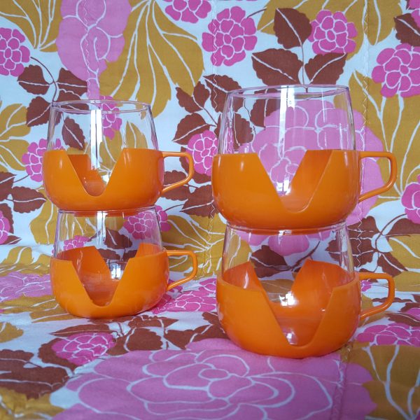 tekanna-och-fyra-koppar-i-glas-och-orange-plast-retro-5