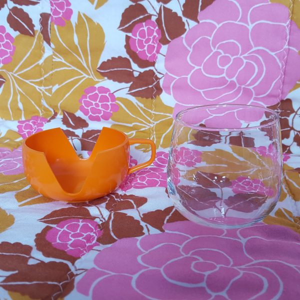 tekanna-och-fyra-koppar-i-glas-och-orange-plast-retro-8