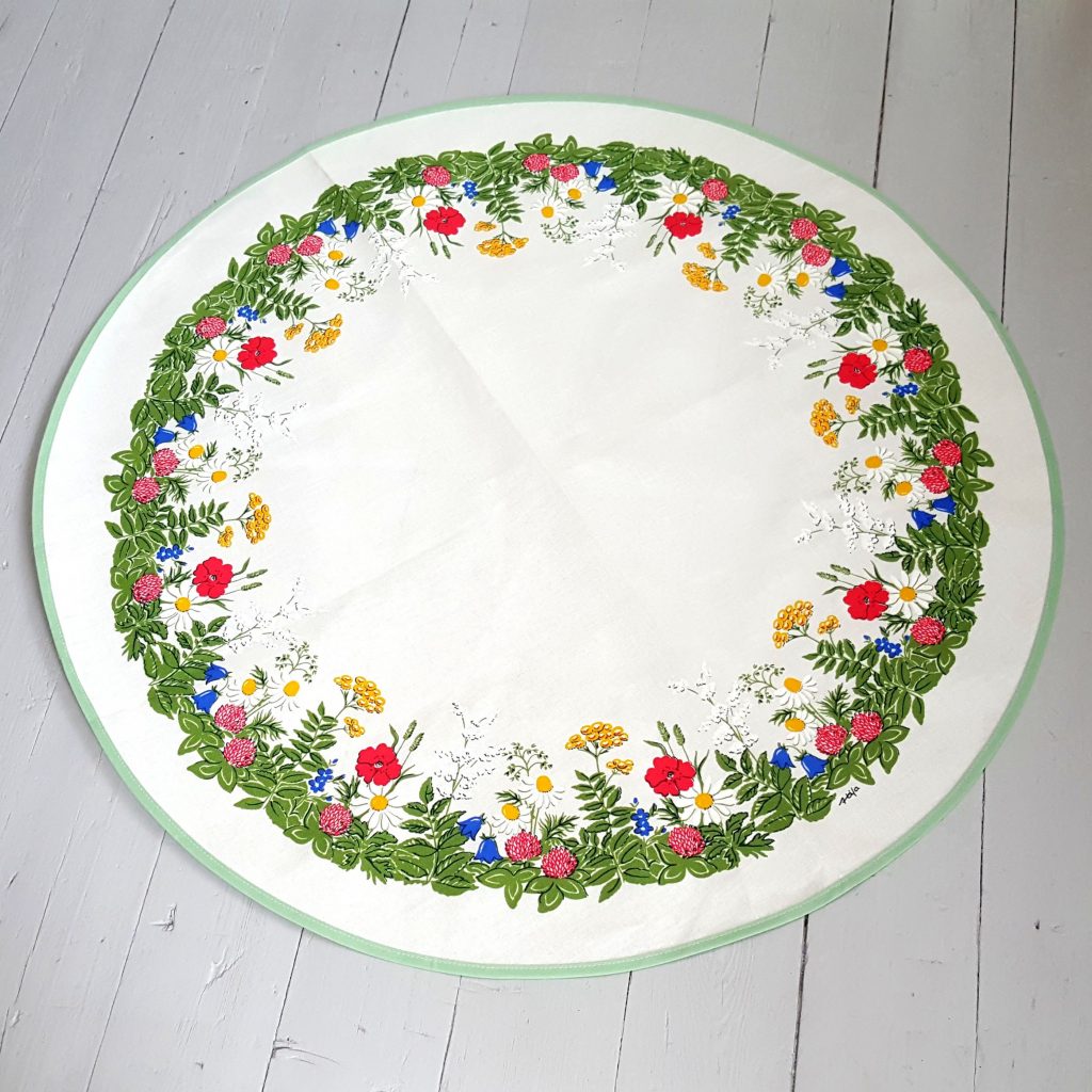rund bordsduk flera färger 213cm