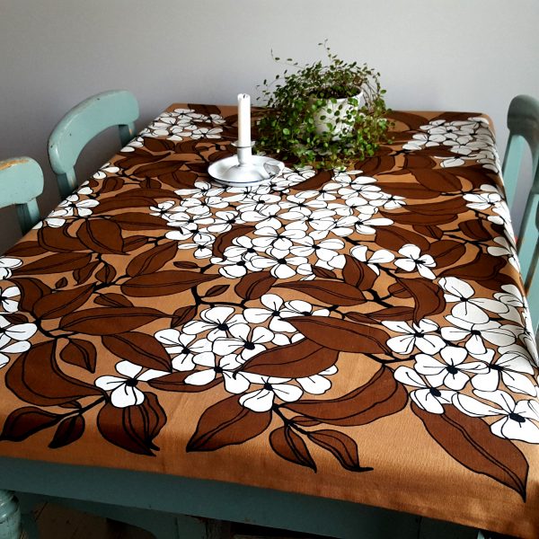 bordsduk-brun-med-vita-blommor-finlayson-1