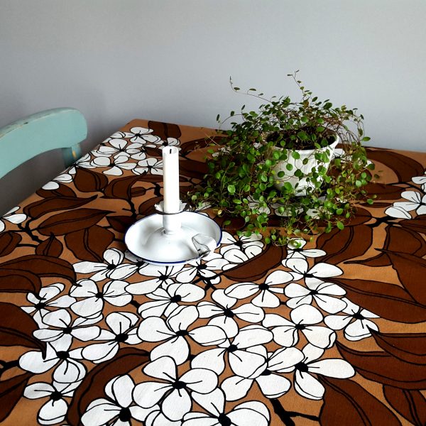 bordsduk-brun-med-vita-blommor-finlayson-2