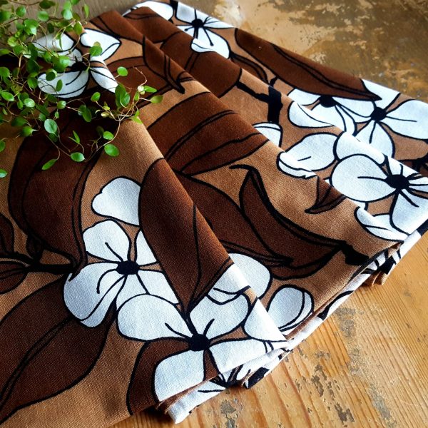 bordsduk-brun-med-vita-blommor-finlayson-5