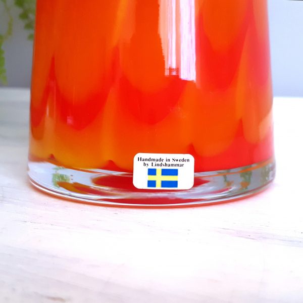 flaskvas-med-propp-röd-gul-orange-lindshammar-glasbruk-13