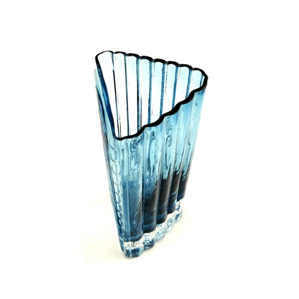 vas-blå-trekantig-räfflad-åseda-glasbruk-12