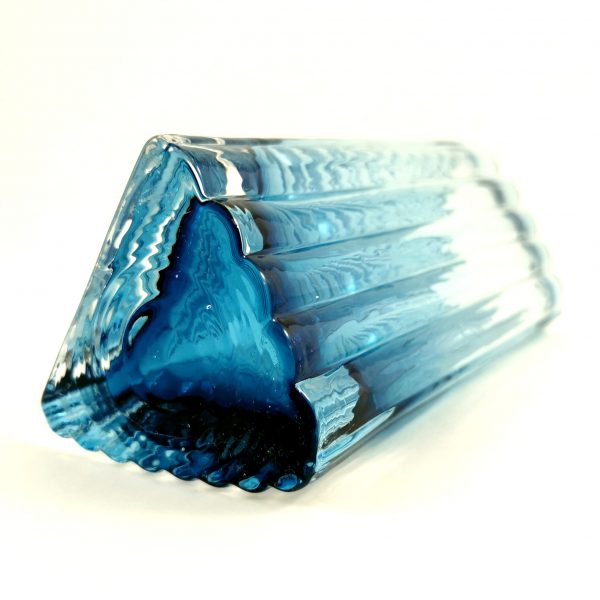 vas-blå-trekantig-räfflad-åseda-glasbruk-14